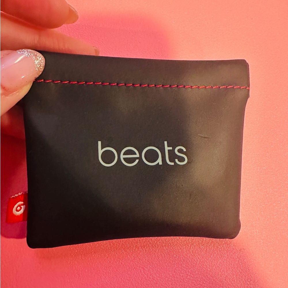 Beats by Dre Soft Squeeze Pouch – Black with Red Stitching